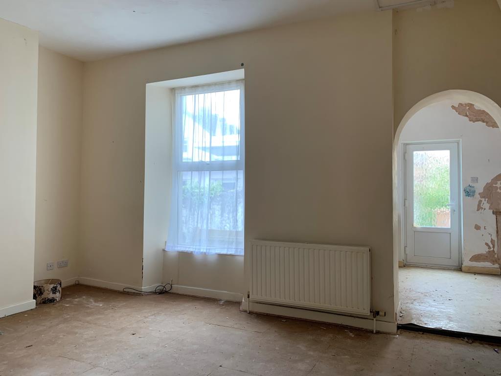 Lot: 93 - ONE-BEDROOM FLAT FOR COMPLETE REFURBISHMENT - 